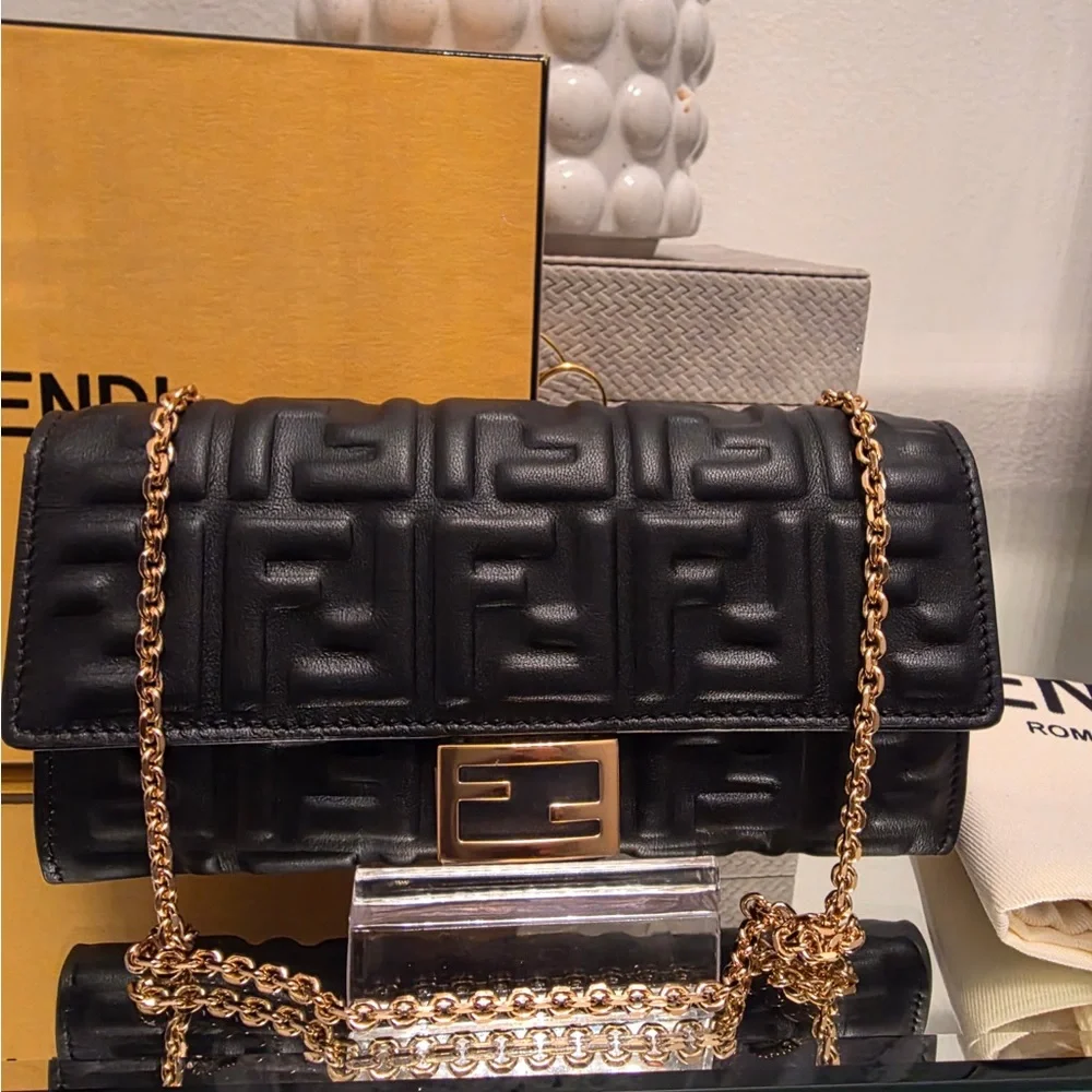 New Fendi baguette, Continental wallet with chain - Picture 2 of 7
